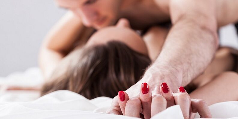 Intimität mit einem Penisvergrößerungszubehör